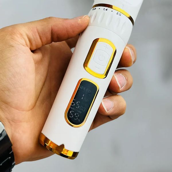 Професійна машинка для стриження собак і котів DSP 91210 з титанокерамічним різальним блоком і 4 насадками 3-12 мм Білий R-DSP 91210 фото